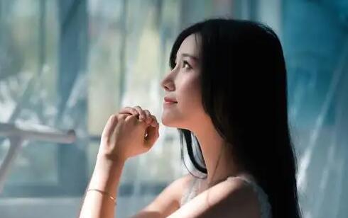 高地塔轰然倒塌的瞬间，敌方水晶暴露在兵线之下——这并非正面团战的胜利，而是"暗影突袭"的终极艺术！在《王者荣耀》的战场上，偷塔是逆风翻盘的，是闪电战的极致演绎。